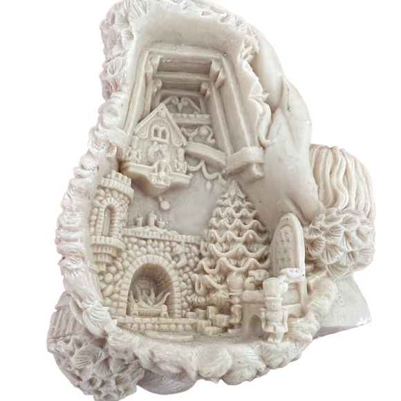 Vintage 3D porcelain Christmas ornament.. 

Signed and Numbered - Picture 4 of 6